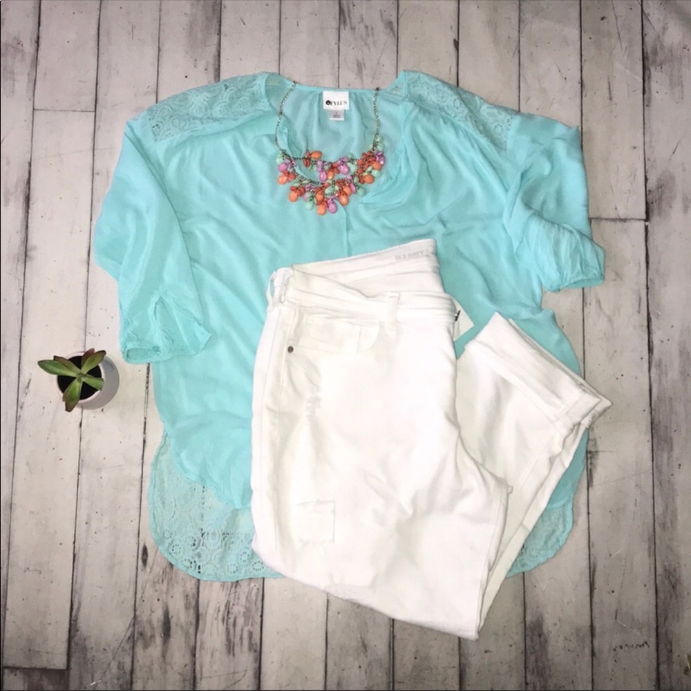 White Old Navy boyfriend jeans